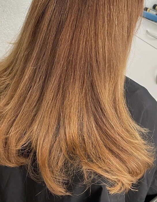 Warm caramel blonde with soft shine