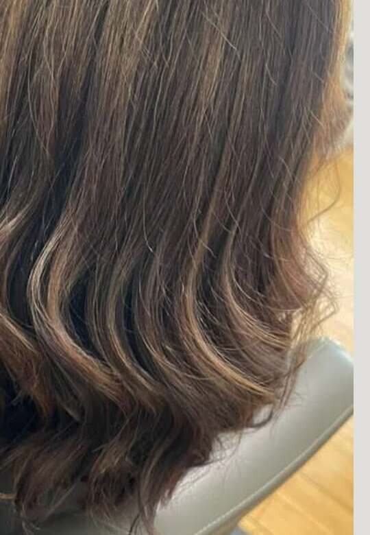 Soft wavy balayage with dimensional ribbons